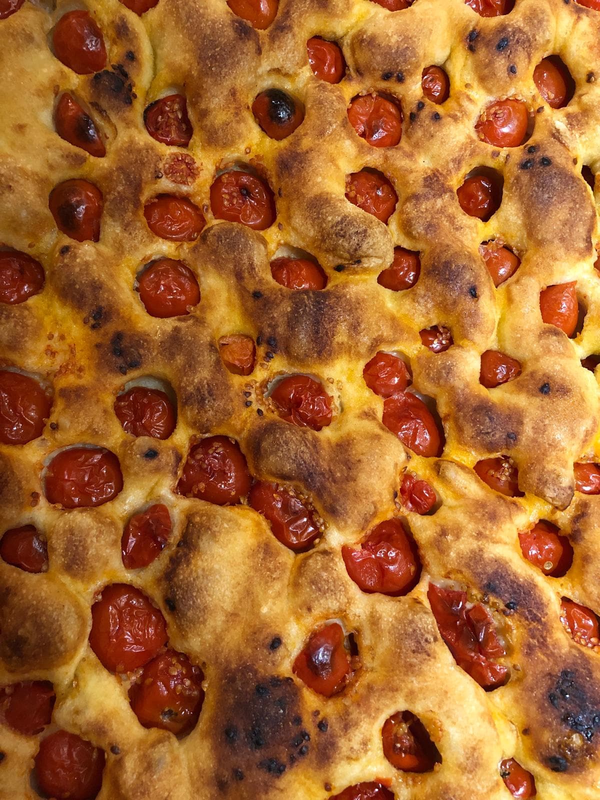 Focaccia con alici del Cantabrico e pomodorini, lievito madre. 