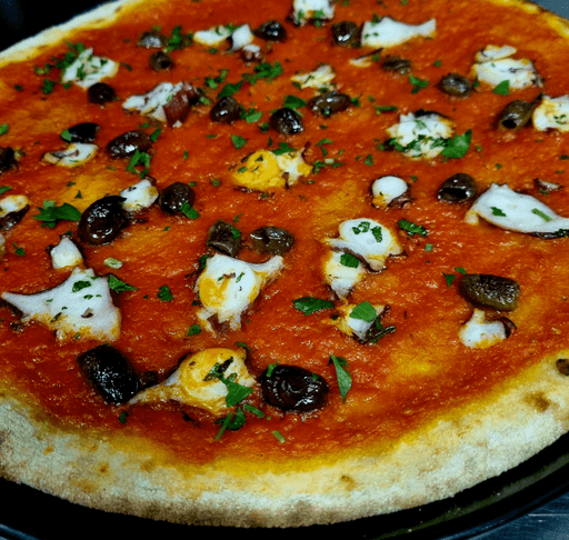 Rossa base spessa con polpo,olive taggiasche,aglio e prezzemolo 